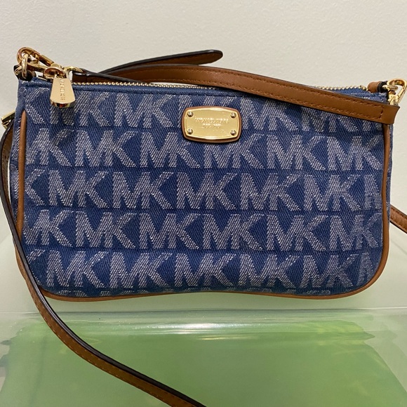 Jet Set Convertible Md Pouchette Denim Pvc Leather Cross Body Bag - Picture 3 of 12